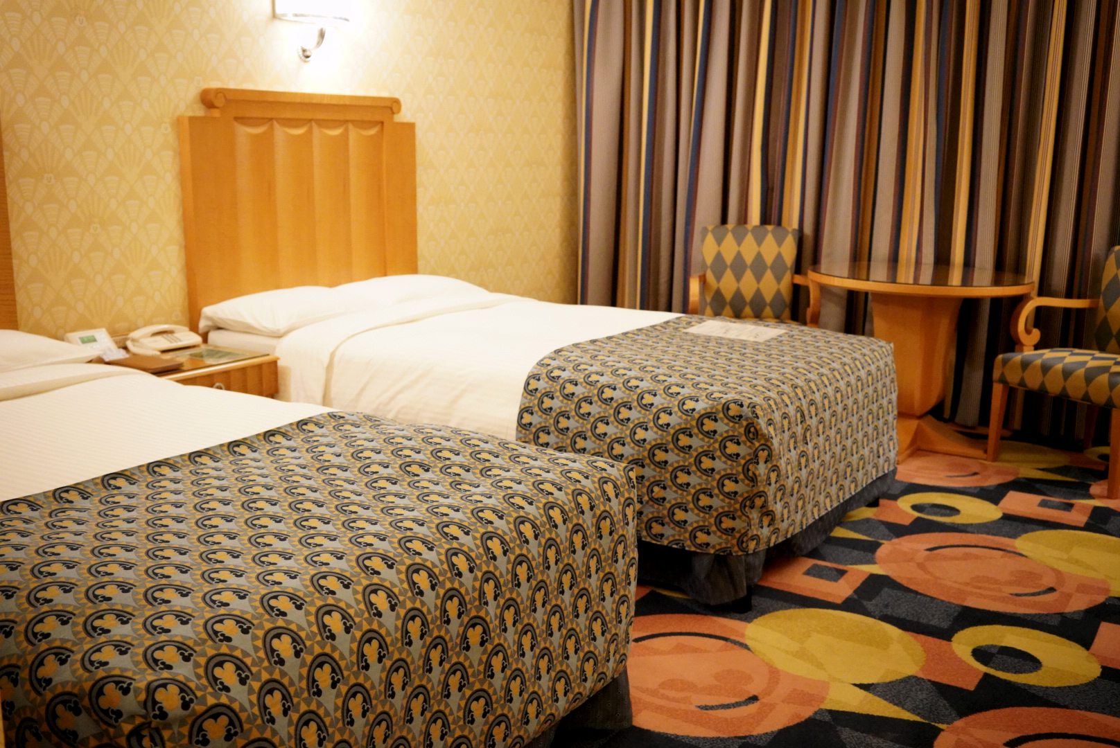 ホテルの一室に大きなベッドが2つ写っています