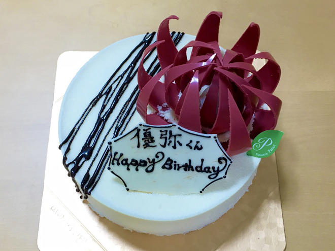 スタッフの名前が記されたお誕生日ケーキ