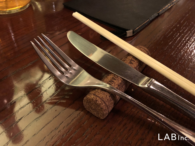 iPhoneXで撮られたフォーク、ナイフ、箸が並んだ写真